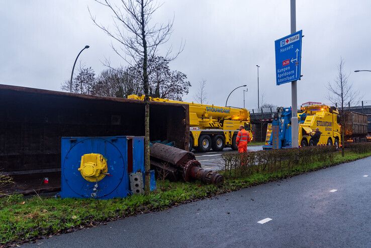 Container valt van vrachtwagen op Katerdijk: “Gelukkig dat er niemand fietste” - Foto: Peter Denekamp