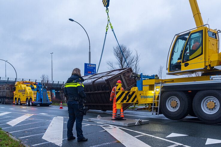 Container valt van vrachtwagen op Katerdijk: “Gelukkig dat er niemand fietste” - Foto: Peter Denekamp