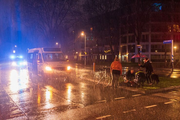 Fietser geschept door streekbusje in Assendorp - Foto: Peter Denekamp