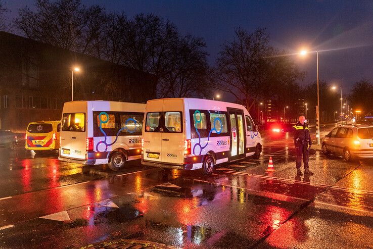 Fietser geschept door streekbusje in Assendorp - Foto: Peter Denekamp