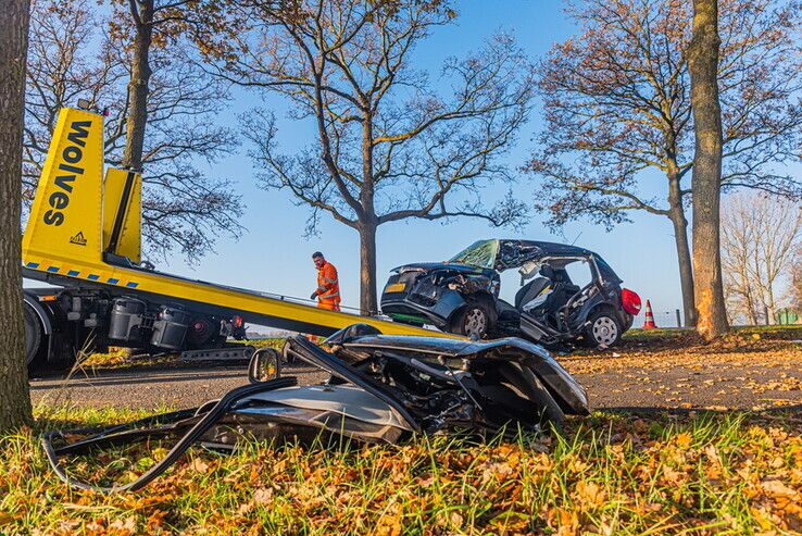 Automobiliste zwaargewond bij botsing tegen boom op Wijheseweg - Foto: Peter Denekamp