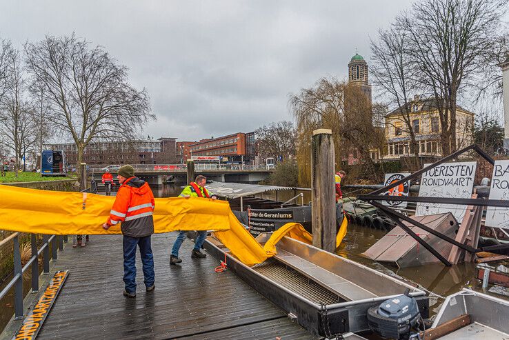 Poging waardevolle spullen te redden uit gezonken rondvaartboot faalt - Foto: Peter Denekamp