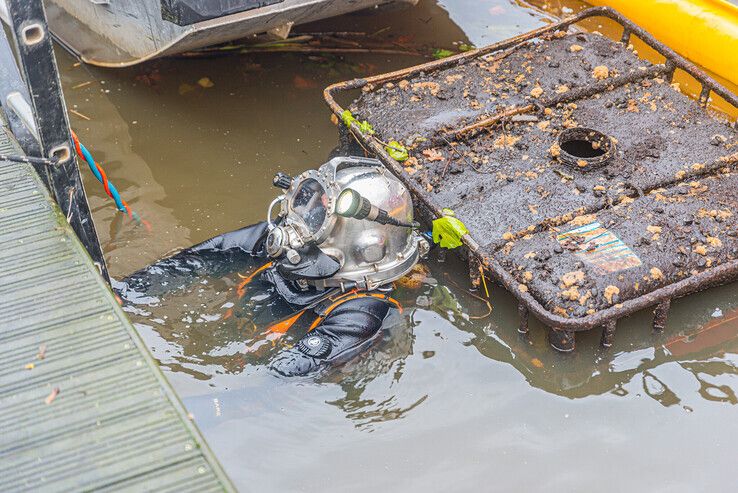 Poging waardevolle spullen te redden uit gezonken rondvaartboot faalt - Foto: Peter Denekamp