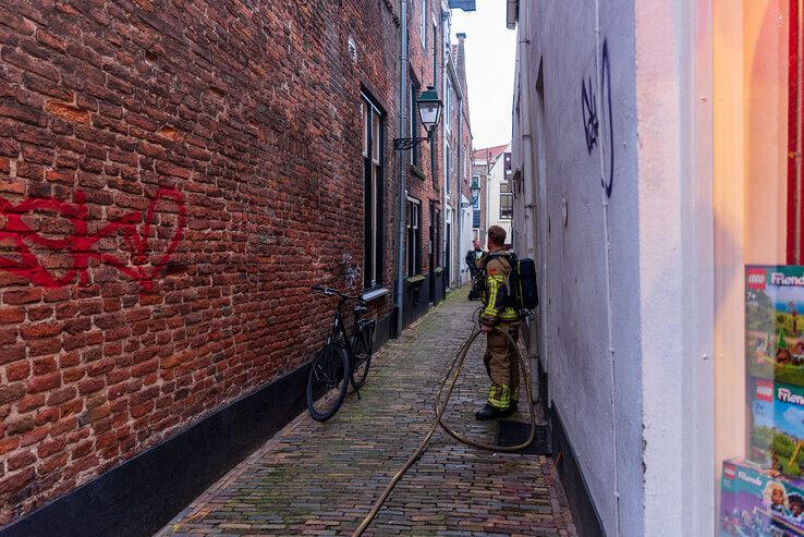 Kleine brand in appartement Zwolse binnenstad in kiem gesmoord - Foto: Peter Denekamp