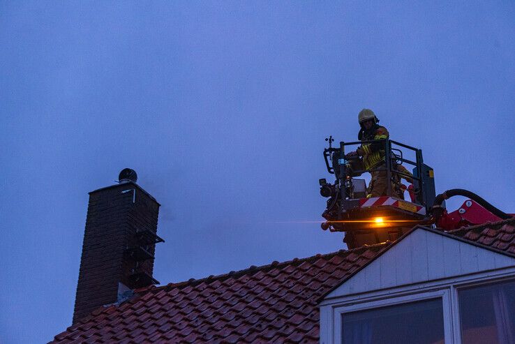 Schoorsteenbrand in Zwolle-Zuid blijkt lastige klus voor brandweer - Foto: Peter Denekamp