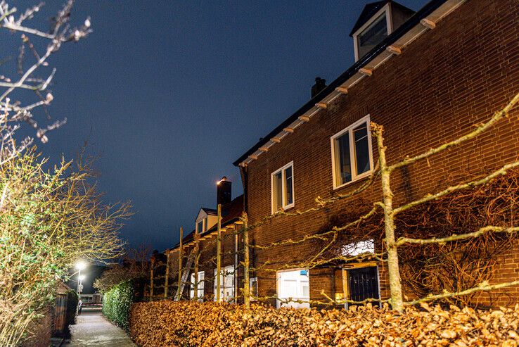 Schoorsteenbrand in Zwolle-Zuid blijkt lastige klus voor brandweer - Foto: Peter Denekamp