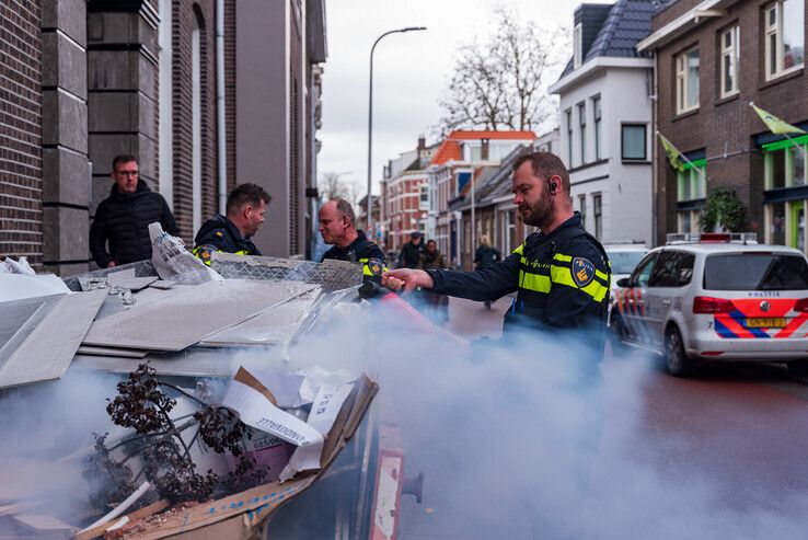 Politie blust containerbrand in Assendorp - Foto: Peter Denekamp