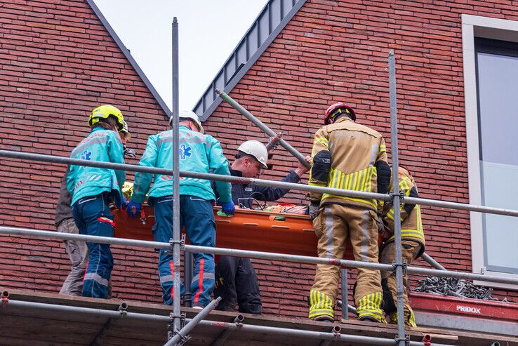 Bouwvakker raakt ernstig gewond op steiger in Broerenkwartier - Foto: Peter Denekamp