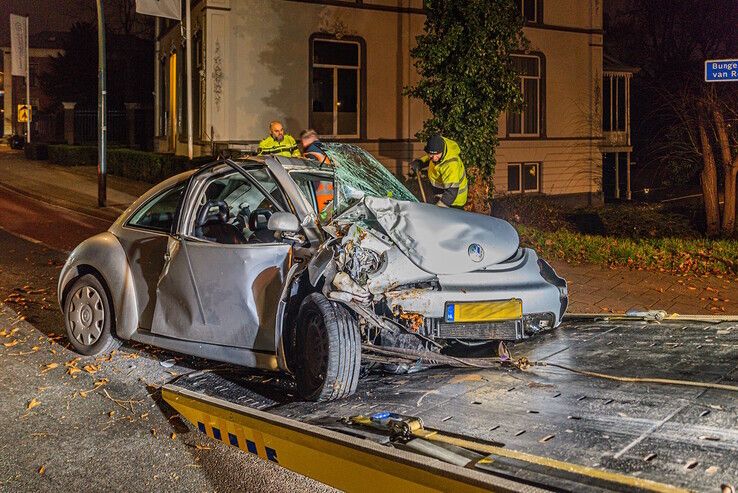 Automobilist zwaargewond na crash tegen boom op Zwolse binnenring - Foto: Peter Denekamp