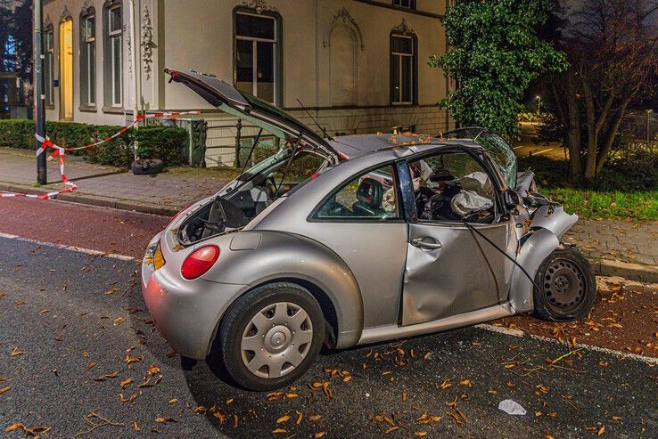 Automobilist zwaargewond na crash tegen boom op Zwolse binnenring - Foto: Peter Denekamp