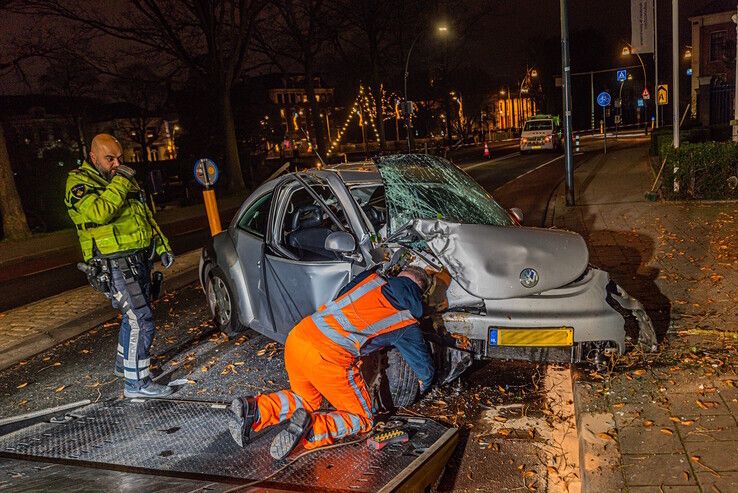 Automobilist zwaargewond na crash tegen boom op Zwolse binnenring - Foto: Peter Denekamp