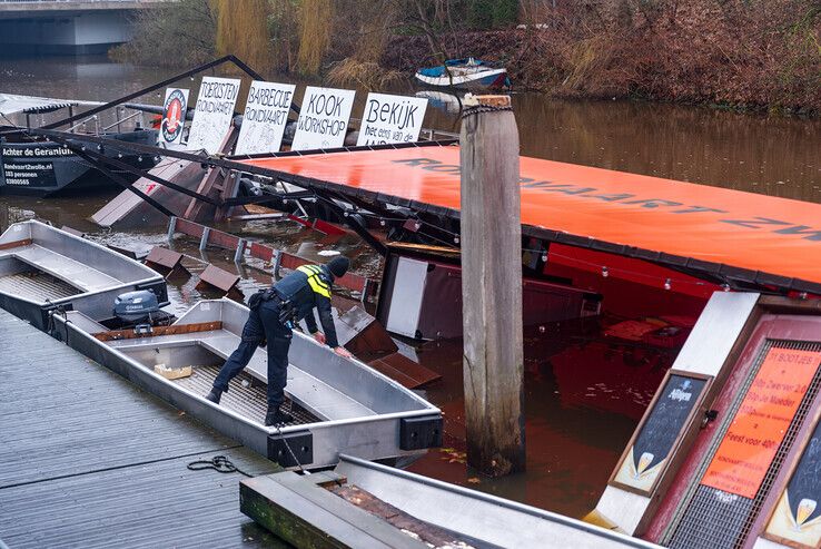 Rondvaartboot zinkt op Zwolse stadsgracht - Foto: Peter Denekamp