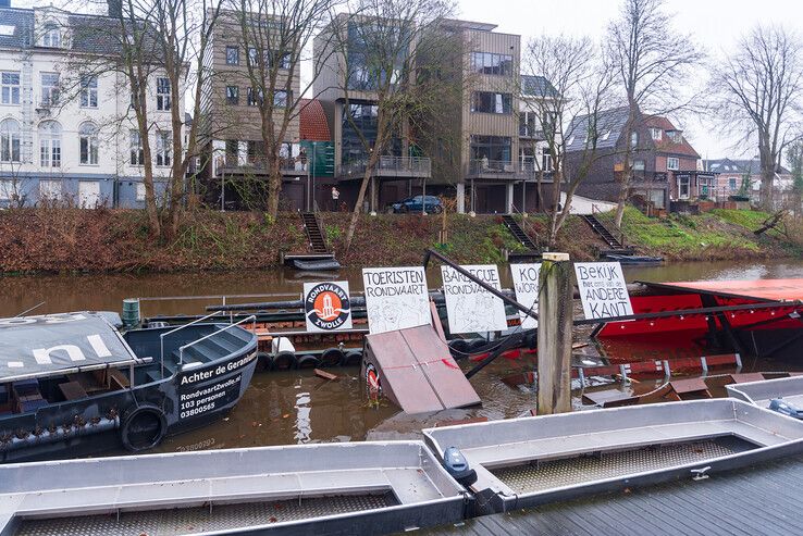 Rondvaartboot zinkt op Zwolse stadsgracht - Foto: Peter Denekamp