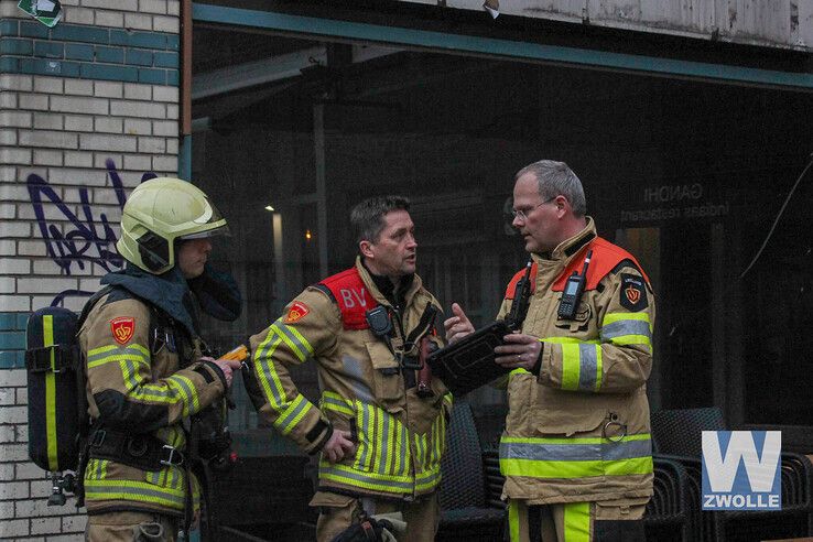 Brandweer snuffelt voor derde keer tevergeefs in parfumerie Diezerstraat - Foto: Ruben Meinten