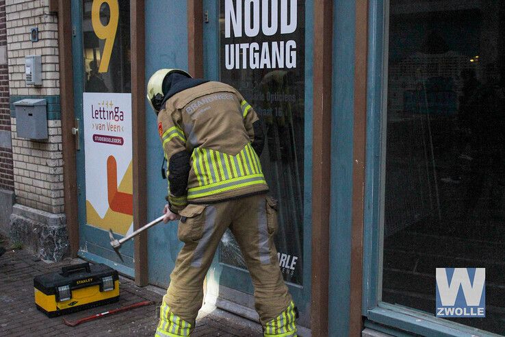 Brandweer snuffelt voor derde keer tevergeefs in parfumerie Diezerstraat - Foto: Ruben Meinten