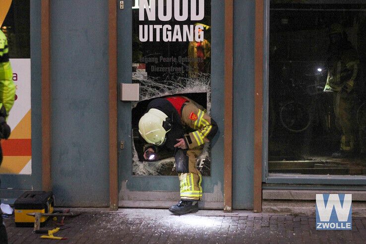 Brandweer snuffelt voor derde keer tevergeefs in parfumerie Diezerstraat - Foto: Ruben Meinten