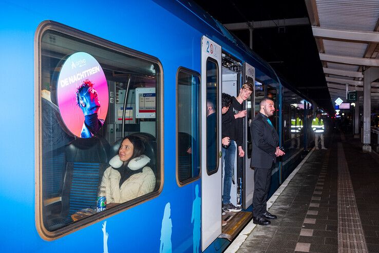 Zo’n tien reizigers wachten midden in de nacht op station Zwolle op eerste rit nachttrein - Foto: Peter Denekamp