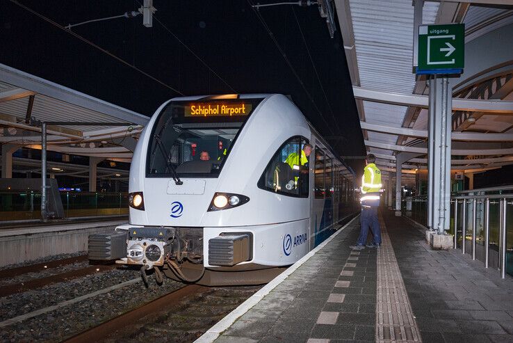 Zo’n tien reizigers wachten midden in de nacht op station Zwolle op eerste rit nachttrein - Foto: Peter Denekamp