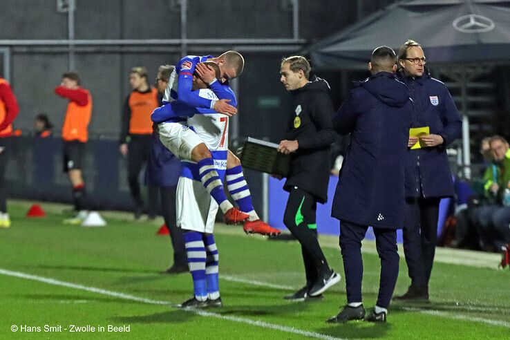 PEC Zwolle toont karakter, wint en pakt periodetitel