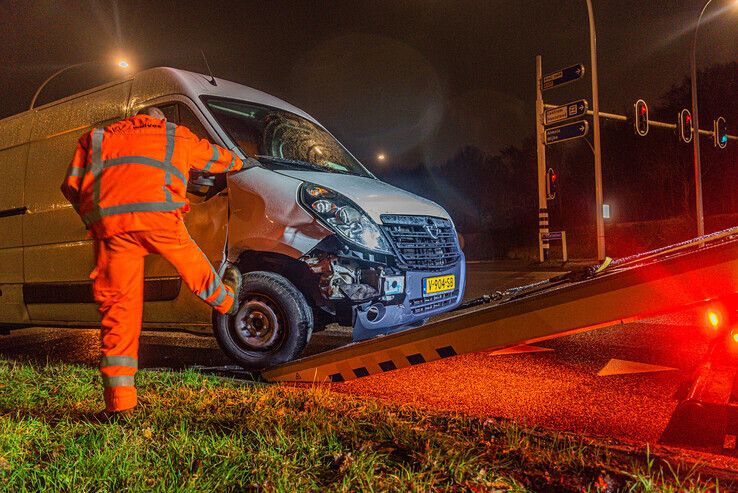 Automobiliste gewond bij botsing op IJsselallee - Foto: Peter Denekamp