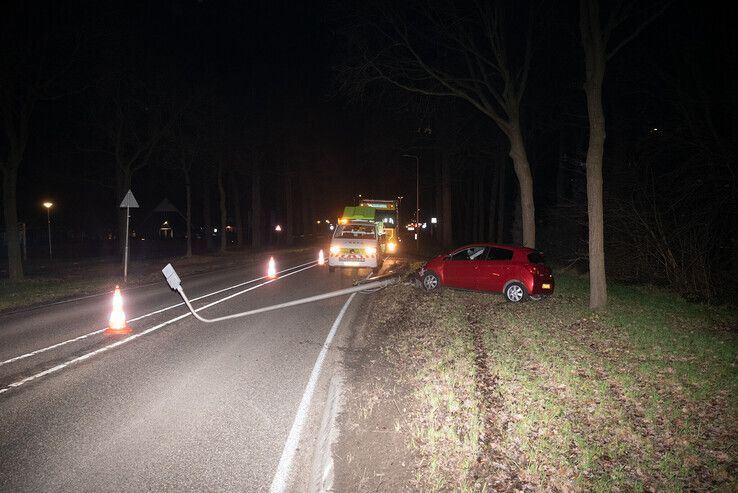 Twee auto’s knallen tegen lantaarnpaal op Kranenburgweg - Foto: Peter Denekamp