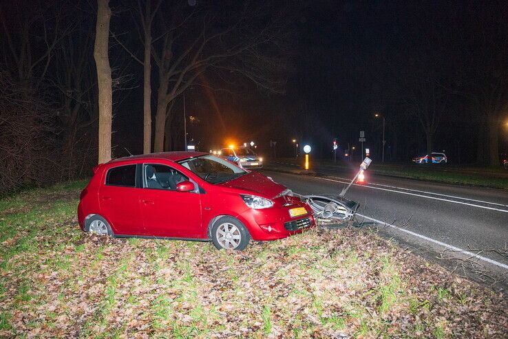 Twee auto’s knallen tegen lantaarnpaal op Kranenburgweg - Foto: Peter Denekamp