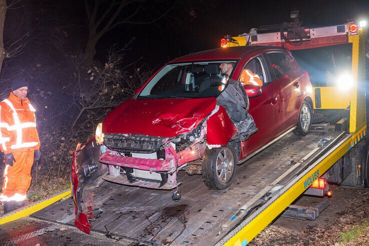 Twee auto’s knallen tegen lantaarnpaal op Kranenburgweg - Foto: Peter Denekamp