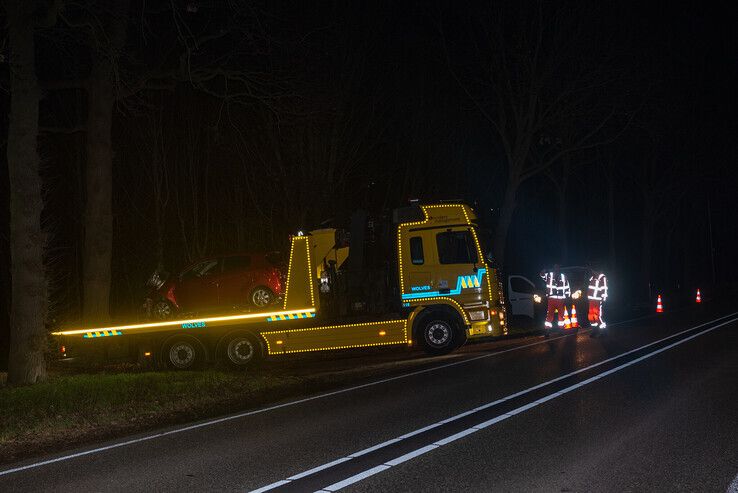 Twee auto’s knallen tegen lantaarnpaal op Kranenburgweg - Foto: Peter Denekamp