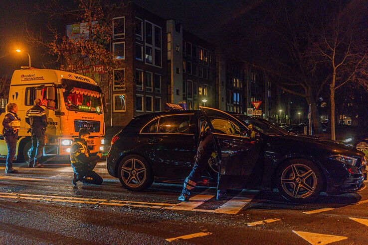 Rijschoolhoudster gewond na botsing in Diezerpoort, veroorzaker rijdt door - Foto: Peter Denekamp