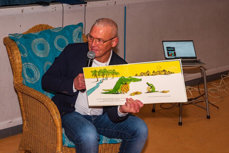 Zwolse volkszanger leest kleuters in Dieze voor op Nationale Voorleesdag - Foto: Peter Denekamp