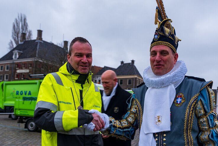 Stadsprins reikt Orde van Verdienste in Goud uit aan ROVA-medewerkers - Foto: Peter Denekamp