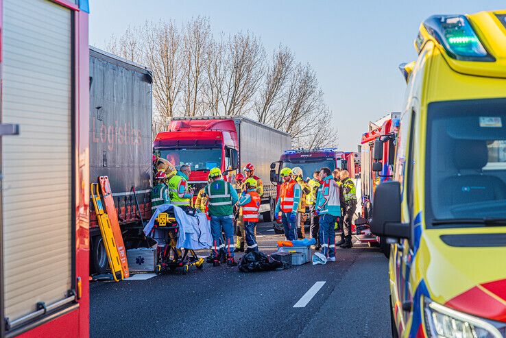 Jonge vrouw (21) overleden na ongeval op A28 bij Zwolle, vrouw (59) zwaargewond - Foto: Peter Denekamp