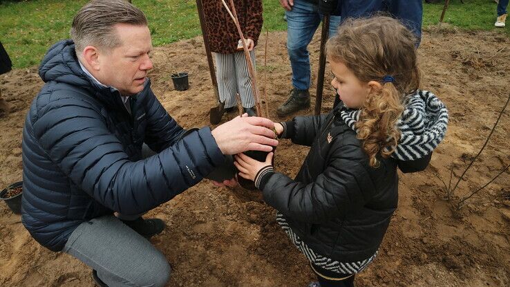 Kinderen Montessorischool planten voedselbos in park Schellerdriehoek - Foto: Openbaar Onderwijs Zwolle 