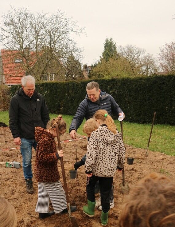 Kinderen Montessorischool planten voedselbos in park Schellerdriehoek - Foto: Openbaar Onderwijs Zwolle 