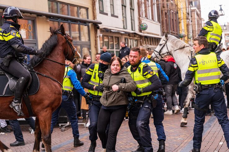 Politie en horeca oefenen in Voorstraat om uitgaan in Zwolle veilig te houden - Foto: Peter Denekamp