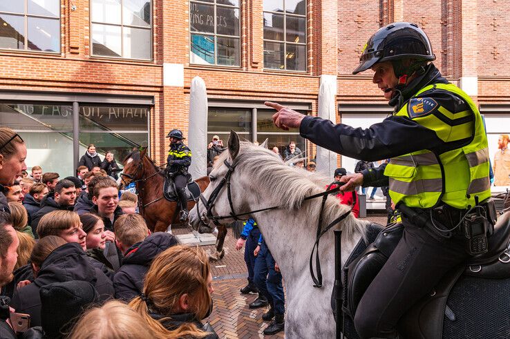 Politie en horeca oefenen in Voorstraat om uitgaan in Zwolle veilig te houden - Foto: Peter Denekamp