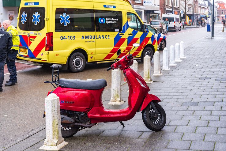 Scooterrijder aangereden door taxibus in Assendorp - Foto: Peter Denekamp