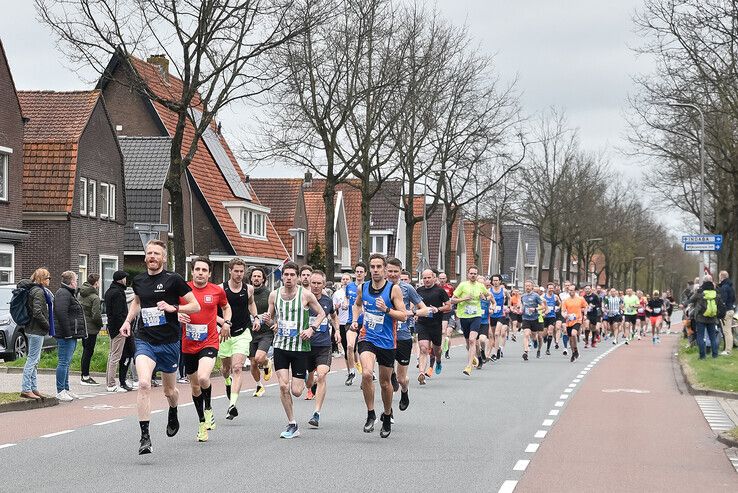 In Beeld: Robert van der Stelt wint 10 Mijl van Zwolle-Zuid - Foto: Jan Burgman