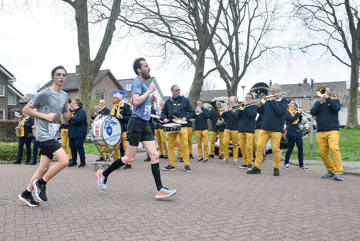 In Beeld: Robert van der Stelt wint 10 Mijl van Zwolle-Zuid - Foto: Jan Burgman