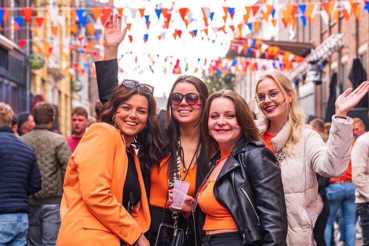 In beeld: Zwolle kleurt Oranje, feest in de binnenstad - Foto: Peter Denekamp