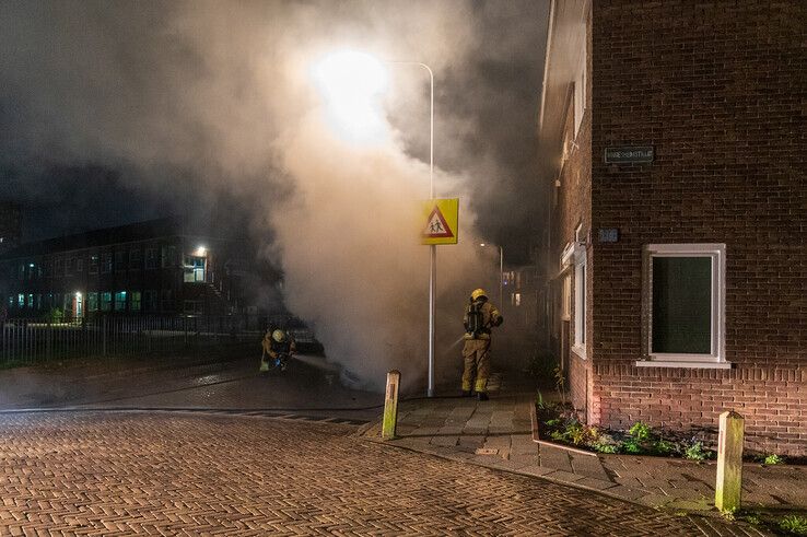 Auto vliegt in brand in Assendorp - Foto: Peter Denekamp