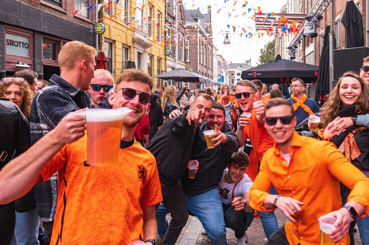 In beeld: Zwolle kleurt Oranje, feest in de binnenstad - Foto: Peter Denekamp