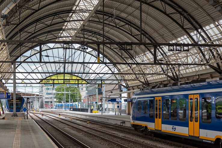 Archieffoto van NS Sprinters onder stationskap in Zwolle. - Foto: Peter Denekamp