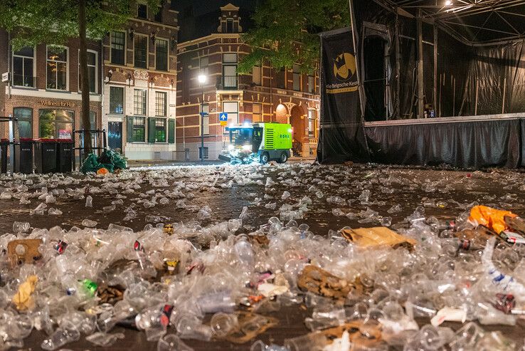 De Melkmarkt lag vorig jaar bezaaid met plastic bekers na afloop van het feest op Bevrijdingsdag. - Foto: Peter Denekamp