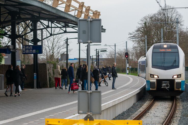 Archieffoto: Een Sprinter vanuit Zwolle rijdt het station in Kampen binnen. - Foto: Peter Denekamp