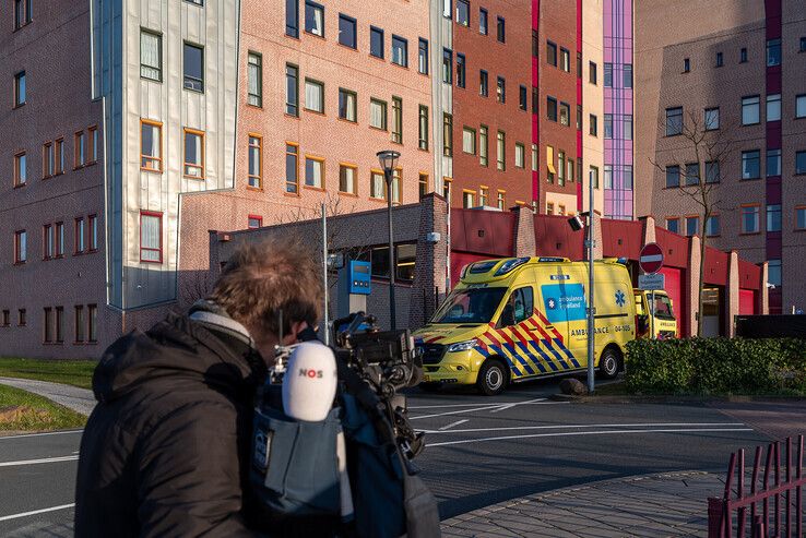 Een cameraman van NOS Nieuws aan het werk bij het Isala ziekenhuis in Zwolle. - Foto: Peter Denekamp