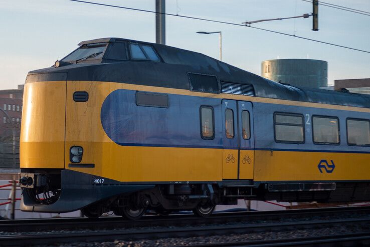 Archieffoto: Een Intercity van de NS nadert het station in Zwolle. - Foto: Peter Denekamp