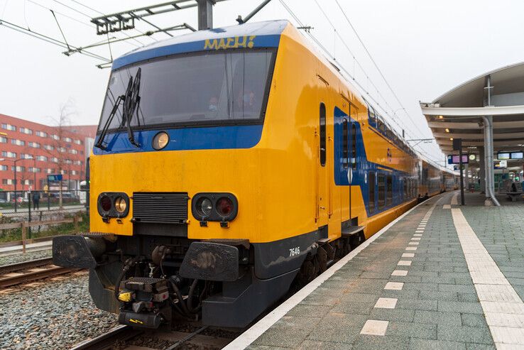 Archieffoto: De intercity naar Roosendaal langs het perron in Zwolle. - Foto: Peter Denekamp