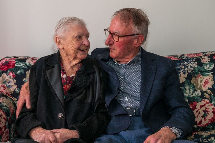 Door (87) en Pieter (84) zijn 60 jaar getrouwd en nog steeds verliefd. - Foto: Peter Denekamp