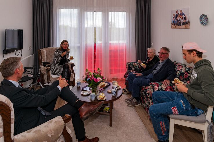 Wethouder Michiel van Willigen (links) feliciteerde woensdag het echtpaar in verzorgingshuis De Esdoorn.  - Foto: Peter Denekamp